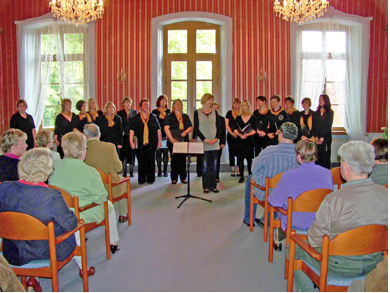 Cantare in Gelungenes Konzert des Frauenchors Cantare aus Langenstein im Rahmen der Konzertserie „Noten für Namen“ am 6. Mai 2011 erbrachte Erlös für 2 Namenstafeln