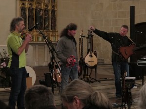 IMG 0241-klein-alle-3-mit-Fl Te-300x225 in Konzert der Mittelalter-Band Bergfolk erbringt 855 Euro Spenden für Namenstafeln