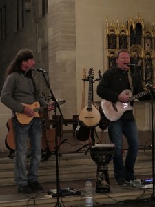 IMG 0262-kleine-Gitarren-225x300 in Konzert der Mittelalter-Band Bergfolk erbringt 855 Euro Spenden für Namenstafeln